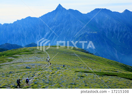 Climbers and mountains going on the Sugihikidake summit plain 17215108
