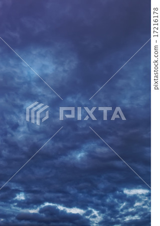 Dark sky with gloomy storm clouds. 17216178