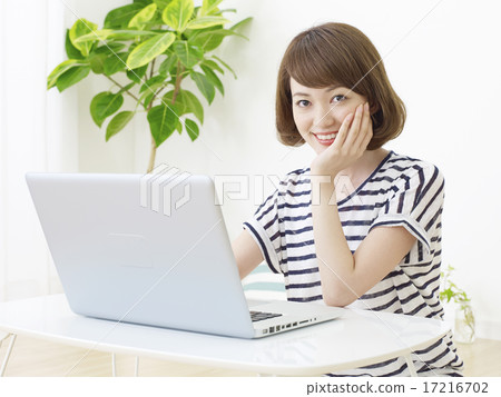 使用便攜式計算機的婦女在屋子裡 17216702