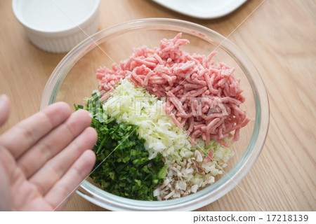 Making dumplings 17218139