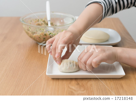 Making dumplings 17218148