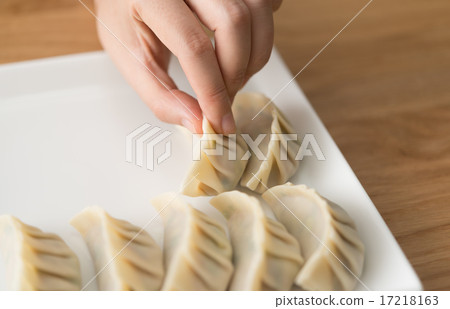 Making dumplings 17218163