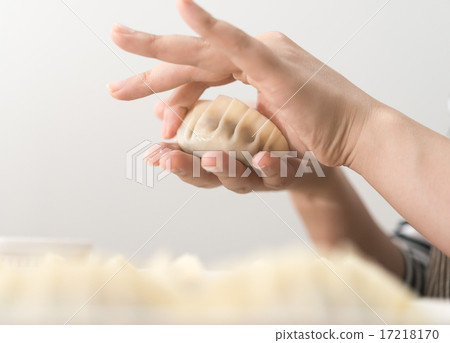 Making dumplings 17218170