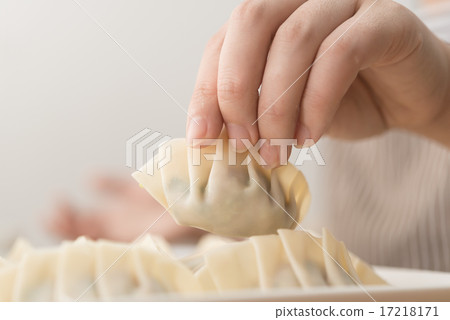 Making dumplings 17218171
