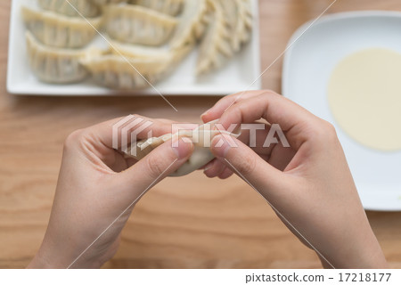 Making dumplings 17218177