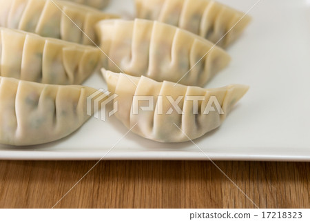 Making dumplings 17218323