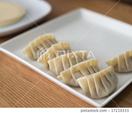 Making dumplings 17218333