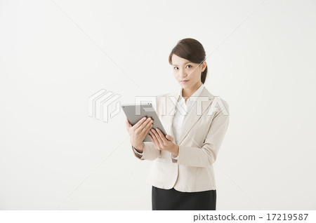 一個女人與一台平板電腦 一個女人與一台平板電腦 17219587