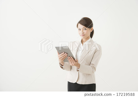 一個女人與一台平板電腦 17219588