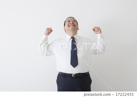 穿著西裝的中年男子 17222435