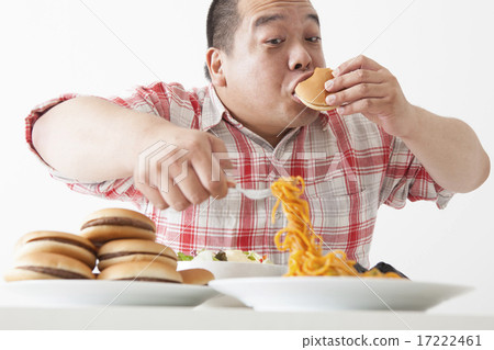 中年男子正在吃飯 17222461