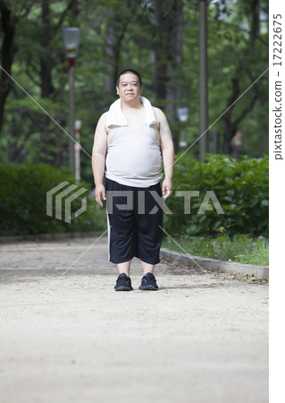 在公園裡鍛煉的中年男子 17222675