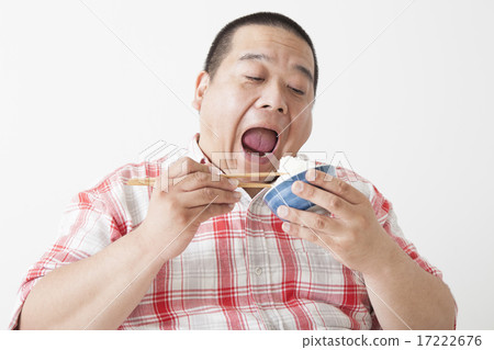 中年男子正在吃飯 中年男子正在吃飯 17222676