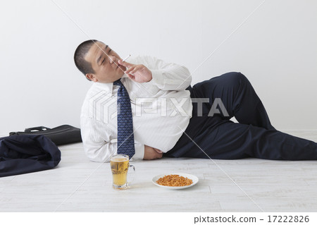 穿著西裝的中年男子 17222826