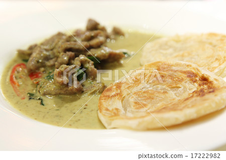 Roti with beef green curry 17222982