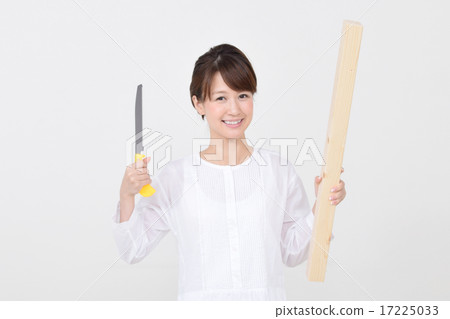 有鋸和墊鐵的一名婦女 17225033