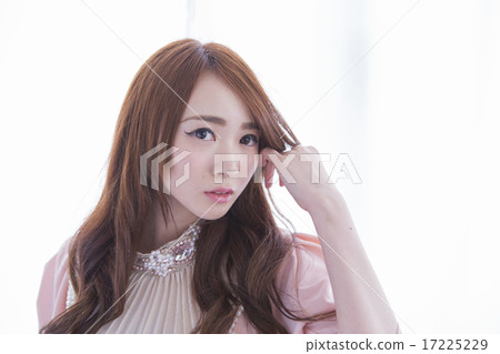 young woman      17225229