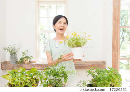 Middle couple image Middle couple image 17226261