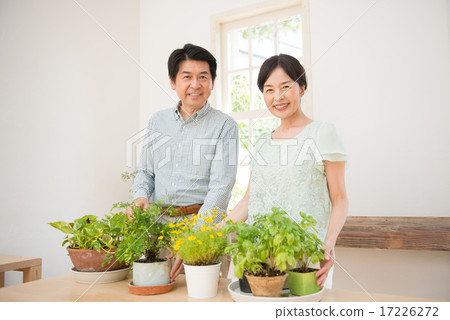 Middle couple image Middle couple image 17226272