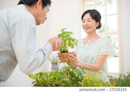 Middle couple image Middle couple image 17226285