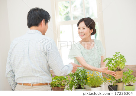 Middle couple image Middle couple image 17226304