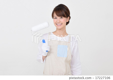 有漆滾筒的一名婦女 17227106