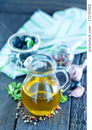 oil and olives 17236908