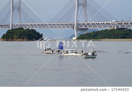 漁船和瀨戶大橋橋 漁船和瀨戶大橋橋 17244203