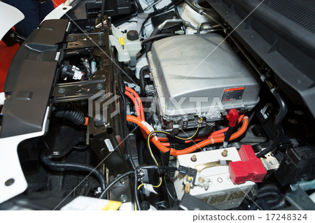 在電動汽車的引擎蓋 在電動汽車的引擎蓋 17248324