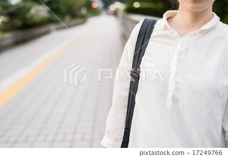 前往工作的女商人 17249766