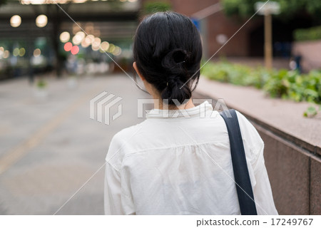 離開公司的女商人 17249767