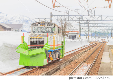 停止在Gotokamachi駐地的雪挖掘的汽車 停止在Gotokamachi駐地的雪挖掘的汽車 17251560