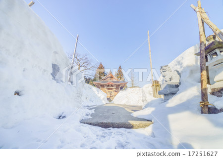 Shrines and worshipers of Hakusan shrine in Murotocho in early spring 17251627