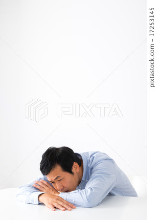 Male headache melancholy depression male middle generation middle-aged and short-daughter male debt casual clothes man's physical condition bad fell 17253145