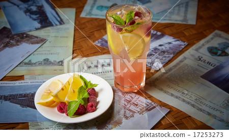 Refreshing homemade lemonade 17253273