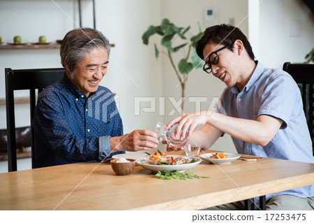 evening drink, dancing girl, pouring alcohol 17253475