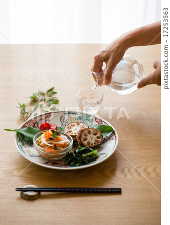 cold sake, fill, pour 17253563