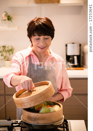 老人 烹飪 微笑 17253641