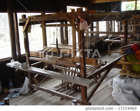 Hand-woven "Weaving Equipment" (Inle Lakeside / Myanmar) 17254460