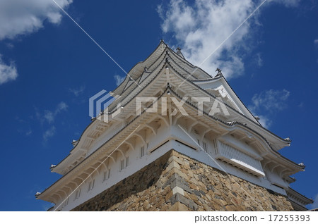 World heritage "Heiji Castle" that finished major repair of Heisei looks up to Omamori 17255393