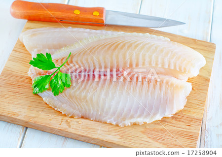 raw fish 17258904
