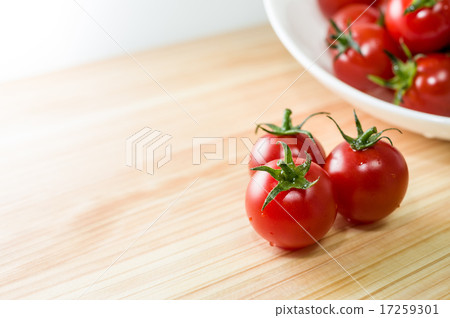 新鮮的迷你番茄配白碗邊緣更雞肉別緻 17259301