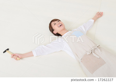 A woman who lies on a flooring with a cannucis 17262227