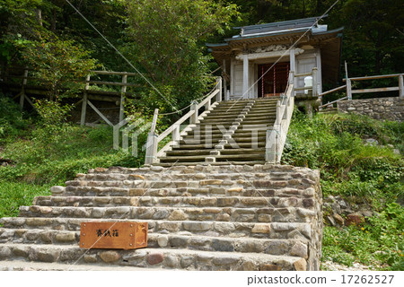 奇怪的岩石景區佛像是ura，入口入口處的樹木走道和Jizo Hall（青森縣下北半島） 17262527