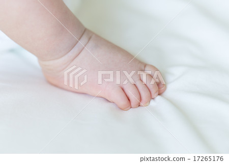 Baby's foot 17265176