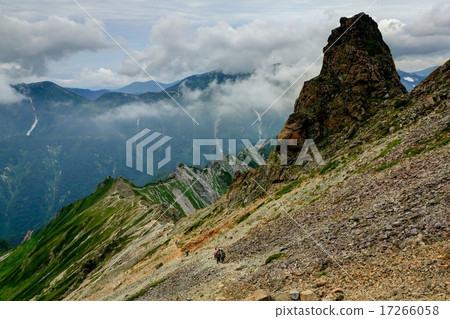 從攀登Mt. Atsugatake的西式山脊的岭峰 從攀登Mt. Atsugatake的西式山脊的岭峰 17266058