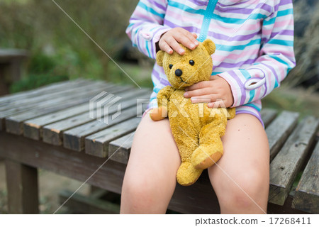 有熊縫的包裹的孩子 17268411