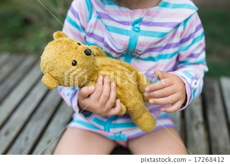 有熊縫的包裹的孩子 17268412