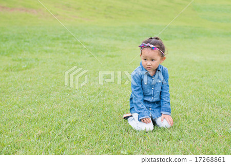 一個女孩坐在草坪上 一個女孩坐在草坪上 17268861