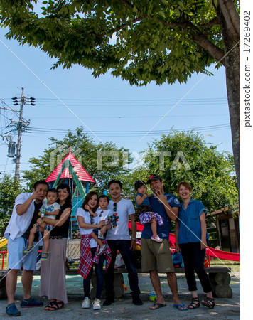 一個在公園裡玩的好朋友家庭 一個在公園裡玩的好朋友家庭 17269402